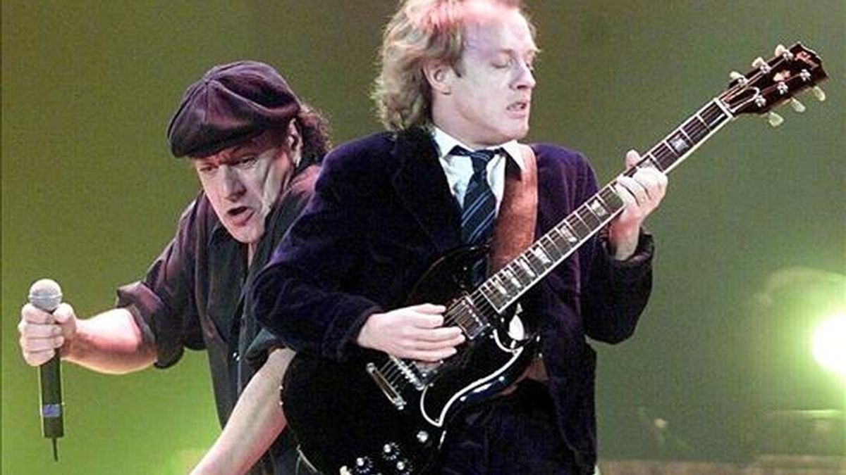 Brian Johnson (i) y Angus Young, del grupo australiano AC/DC. EFE/Archivo