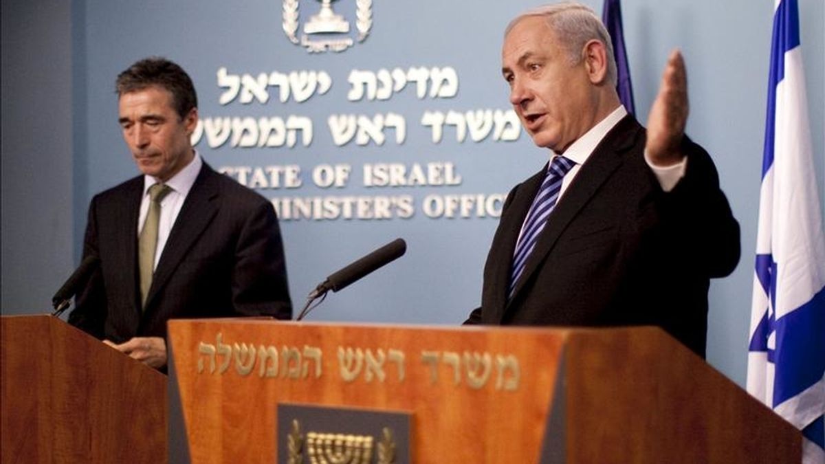El primer ministro israelí Benjamin Netanyahu, (d), comparece ante los medios junto al secretario general de la OTAN, Anders Fogh Rasmussen, en Jerusalén, Israel. EFE