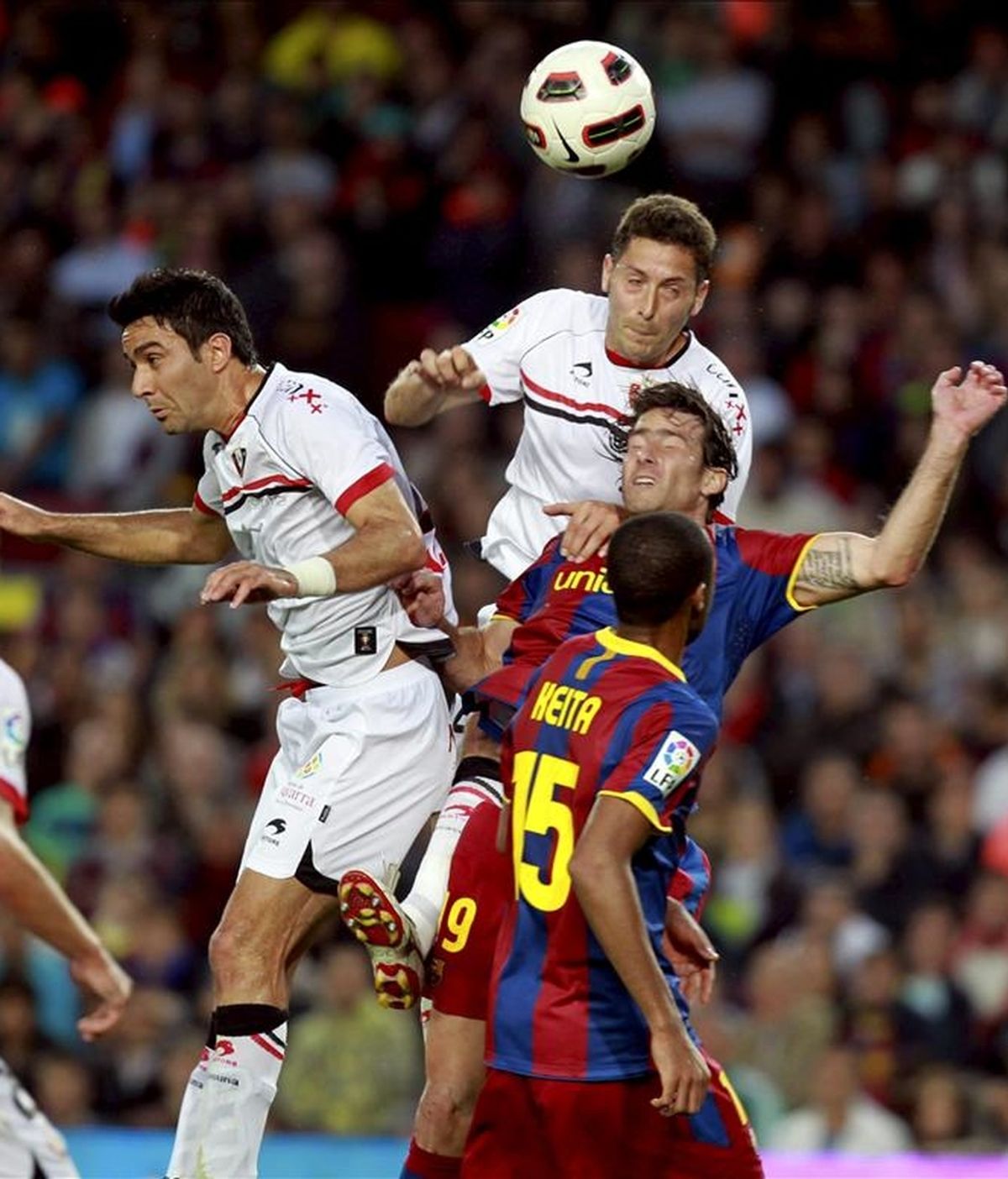 Los jugadores del FC Barcelona Seydou Keita (d-primer término) y Scherrer Maxwell (d-segundo término) pugnan por un balón aéreo con los jugadores de Osasuna Javad Nekounam (i) y Damiá Abellá durante el partido, correspondiente a la trigésima tercera jornad. EFE/Archivo Los jugadores del FC Barcelona Seydou Keita (d-primer término) y Scherrer Maxwell (d-segundo término) pugnan por un balón aéreo con los jugadores de Osasuna Javad Nekounam (i) y Damiá Abellá durante el partido, correspondiente a la trigésima tercera jornad. EFE/Archivo