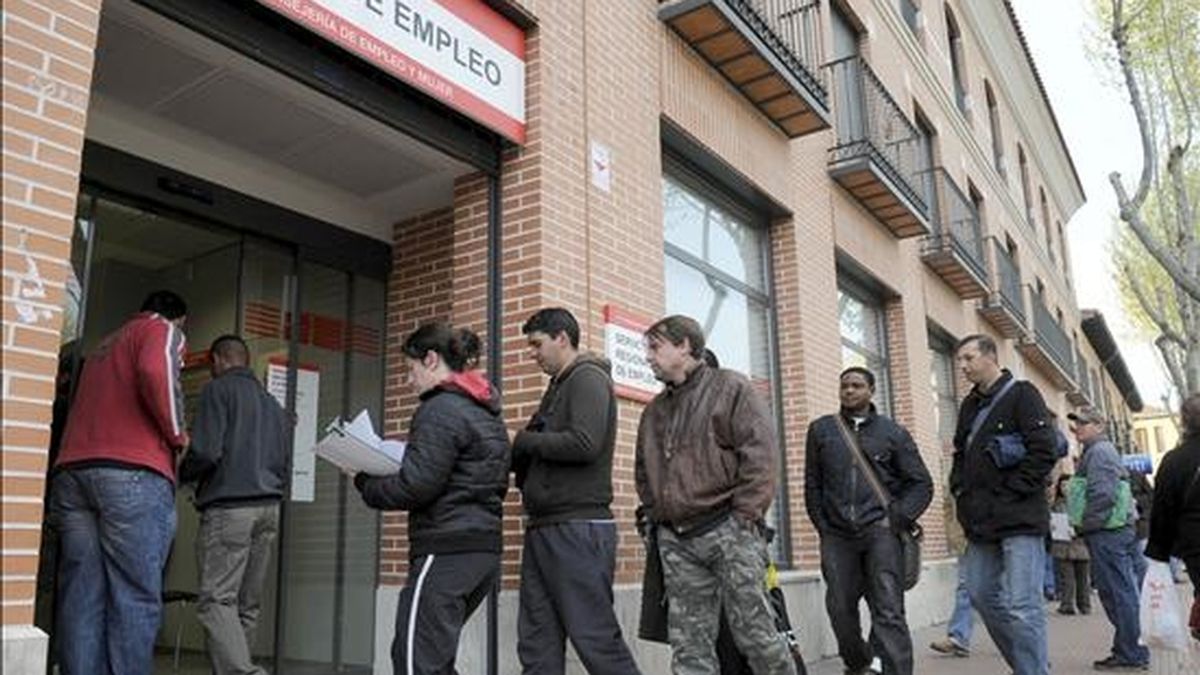 Varias personas hacen cola en una Oficina de Empleo en Madrid. EFE/Archivo