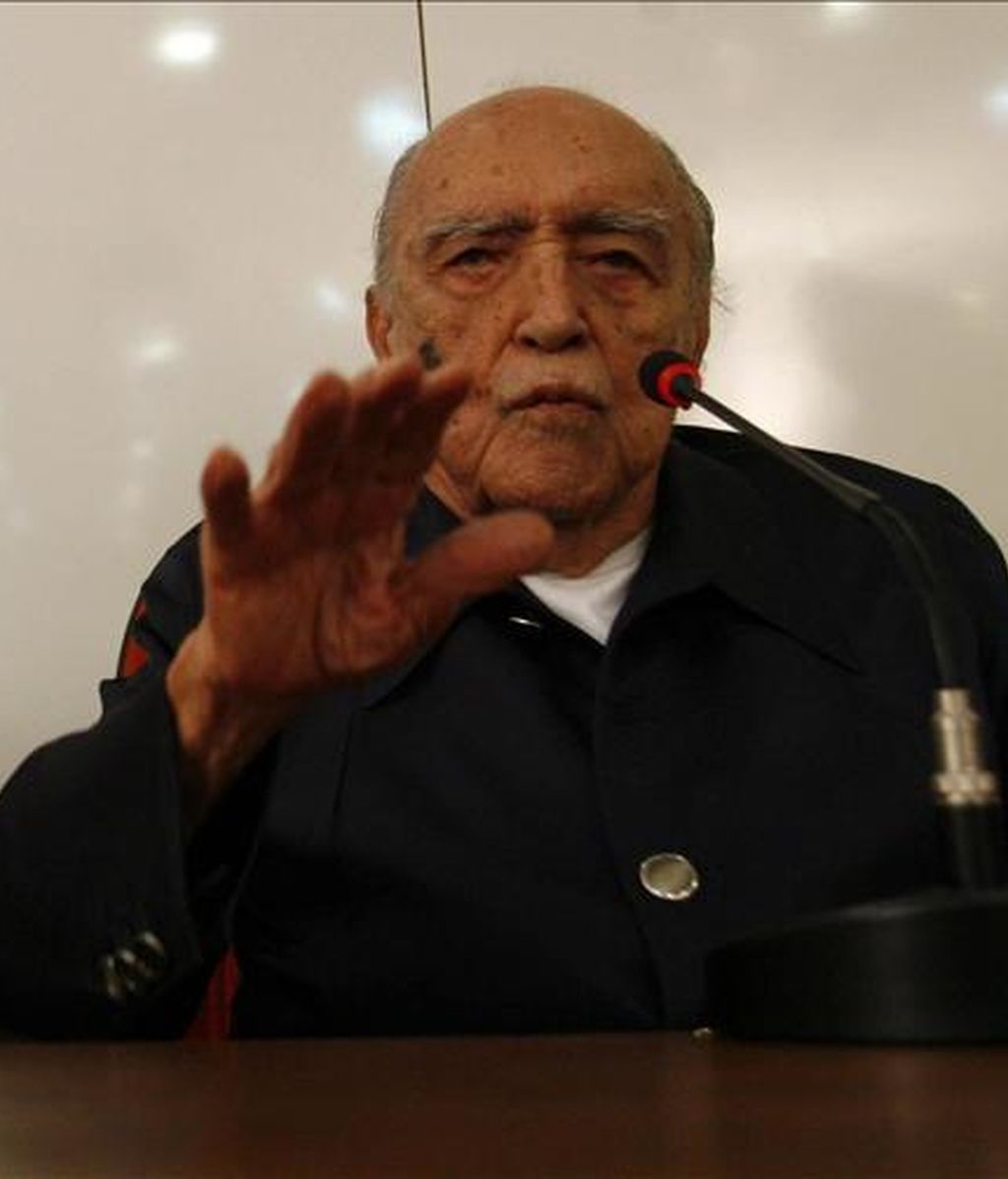 El arquitecto brasileño Oscar Niemeyer quien habla durante un evento en la Coordinación de cursos de postgrado en estudios de ingeniería (COPPE) en Río de Janeiro (Brasil), en el que el arquitecto brasileño fue homenajeado por la obra de su vida en abril de 2008. EFE/Archivo El arquitecto brasileño Oscar Niemeyer quien habla durante un evento en la Coordinación de cursos de postgrado en estudios de ingeniería (COPPE) en Río de Janeiro (Brasil), en el que el arquitecto brasileño fue homenajeado por la obra de su vida en abril de 2008. EFE/Archivo