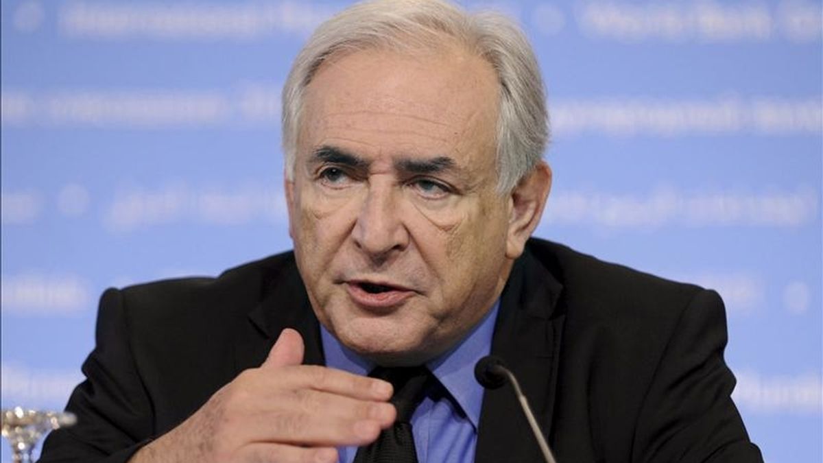 El director gerente del Fondo Monetario Internacional (FMI), Dominique Strauss-Kahn, comparece ante los medios en la sede del FMI en Washington, Estados Unidos. EFE