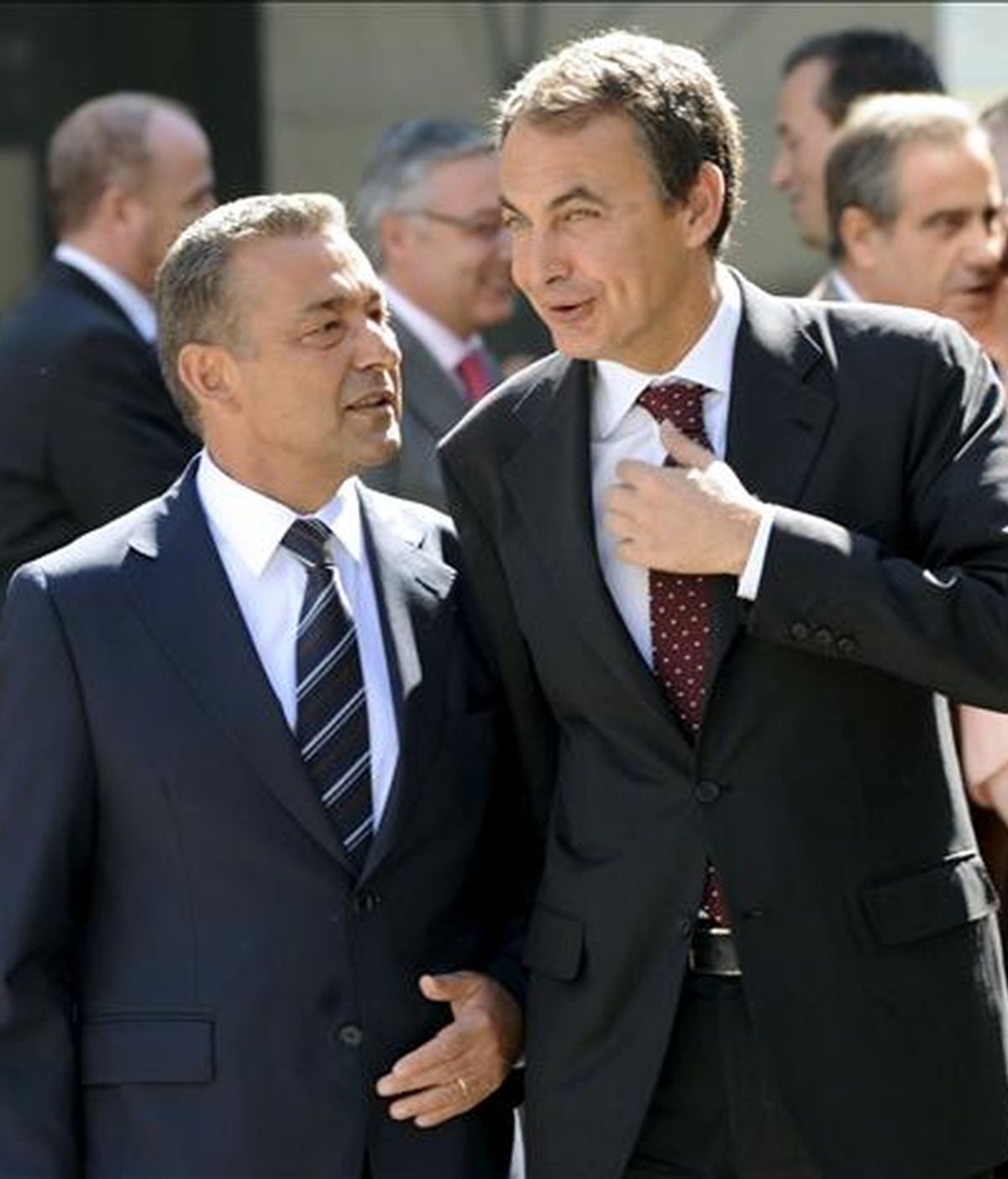 Los presidentes del Gobierno español, José Luis Rodríguez Zapatero (d), y de Canarias, Paulino Rivero, a su llegada a la sede de la Presidencia del Ejecutivo canario en Las Palmas de Gran Canaria donde se reunerion hoy. EFE