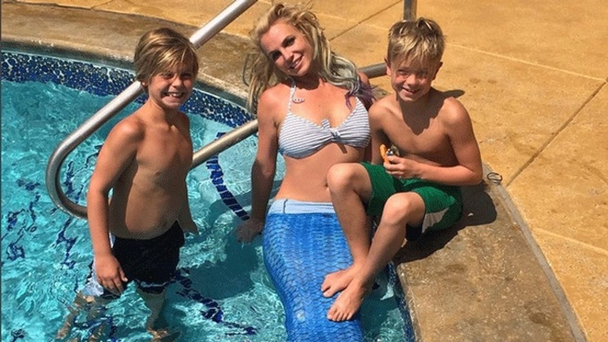 Britney Spears convertida en sirena para sus hijos