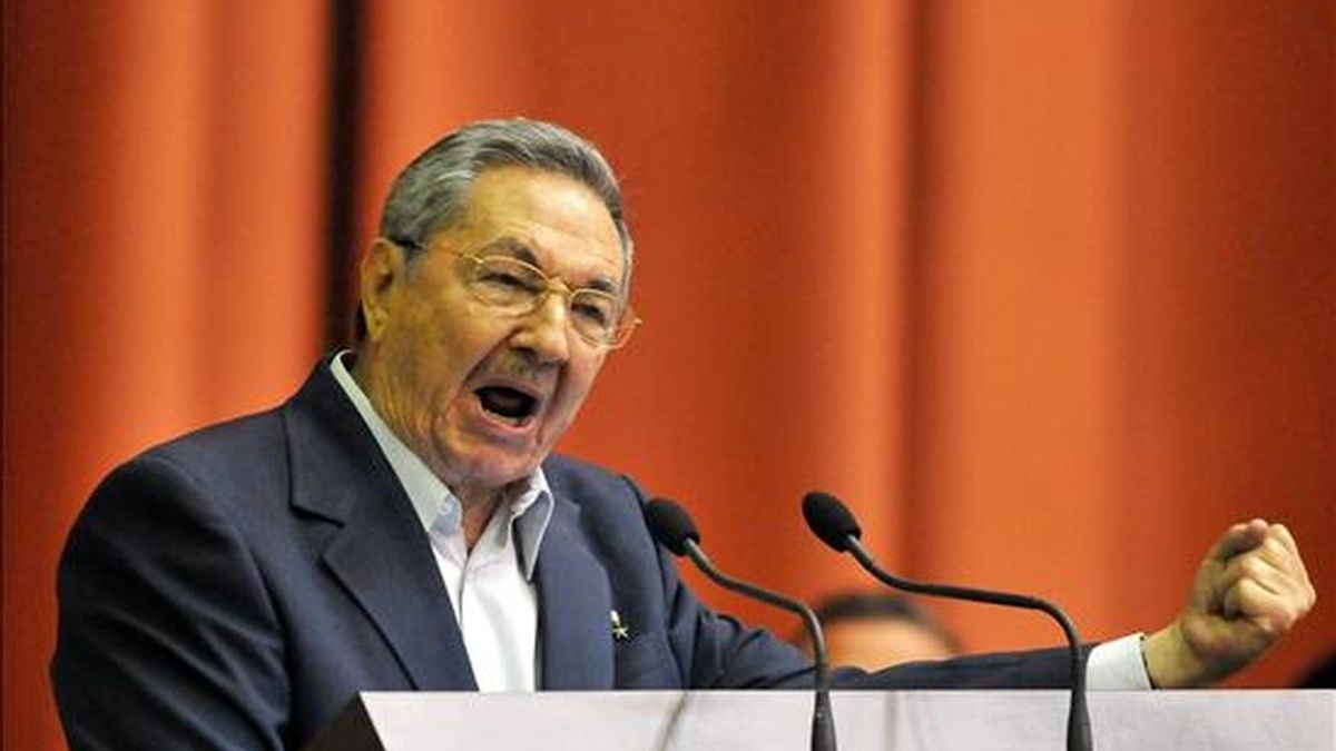 El presidente de Cuba, Raúl Castro, pronuncia este sábado un discurso durante la última sesión del año de la Asamblea Nacional de Cuba. EFE