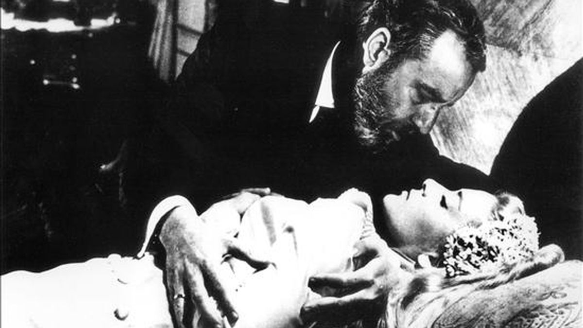 Escena de la película "Viridiana" de Luis Buñuel, interpretada por Silvia Pinal y Fernando Rey. EFE/Archivo