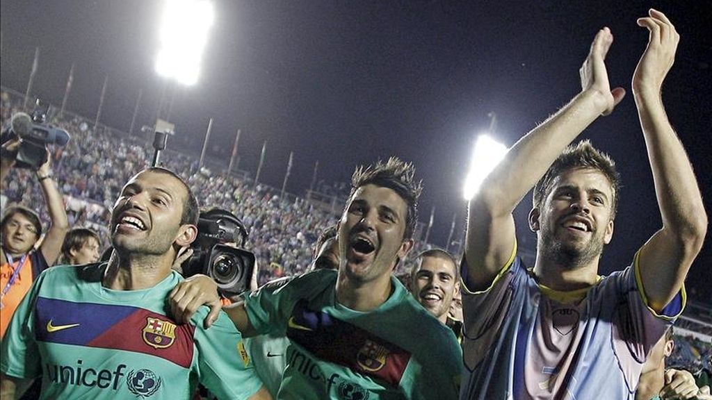 Los jugadores del F. C. Barcelona, celebran el título de Liga, tras el empate conseguido esta noche en el encuentro que han disputado frente al Levante, en el Estadio Ciutat de Valencia. EFE Los jugadores del F. C. Barcelona, celebran el título de Liga, tras el empate conseguido esta noche en el encuentro que han disputado frente al Levante, en el Estadio Ciutat de Valencia. EFE