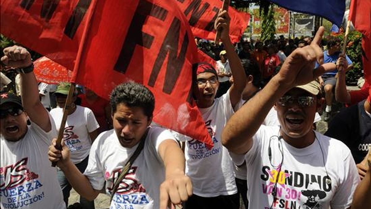 Manifestantes durante un acto en el Parque Central de San Pedro Sula (Honduras), en el que pidieron el reingreso de Cuba a la OEA, en el marco de la asamblea del organismo que se llevará a cabo en este país centroamericano. EFE