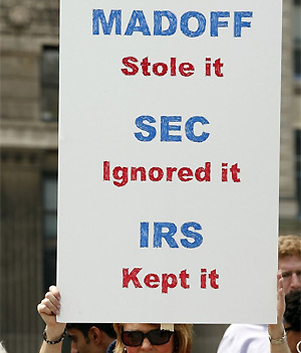 Los afectados por la estafa de Madoff se congregaron a las puertas de los juzgados con pancartas. FOTO: Reuters.