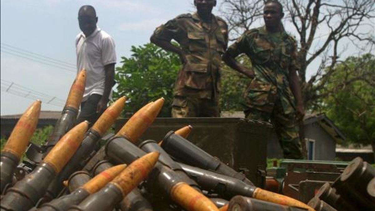 Miembros de la Fuerza Militar Conjunta (JTF) muestran las armas incautadas a los milicianos rebeldes del delta del Niger, en Warri (Nigeria), el 21 de mayo pasado. EFE/Archivo