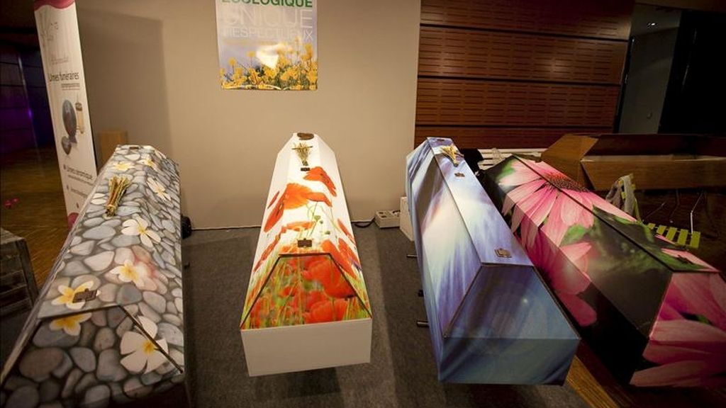 Un estand presenta ataúdes biodegradables en la Feria de Artículos Fúnebres, en París, Francia. EFE