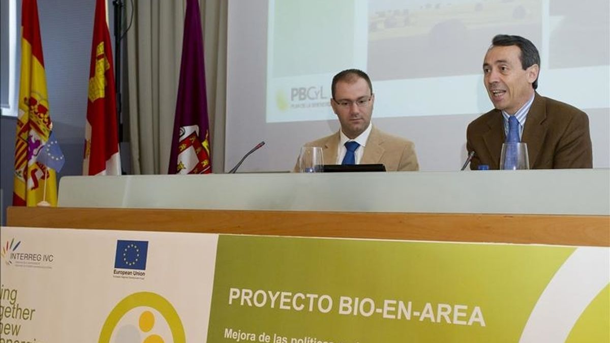 Alvaro Picardo (d), asesor de la Dirección General de Medio Natural de la Junta de Castilla y León, acompañado por Santiago Diez, miembro del Ente Regional de la Energía de Castilla y León, durante su ponencia en las jornadas sobre biomasa hoy en Burgos. EFE