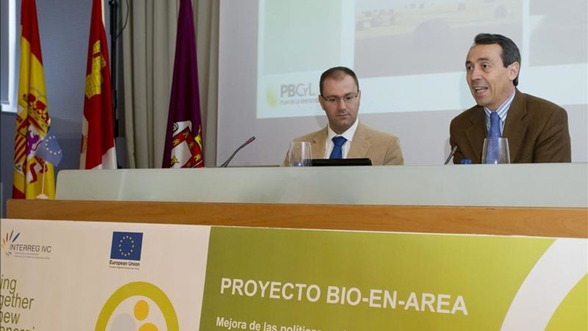 Alvaro Picardo (d), asesor de la Dirección General de Medio Natural de la Junta de Castilla y León, acompañado por Santiago Diez, miembro del Ente Regional de la Energía de Castilla y León, durante su ponencia en las jornadas sobre biomasa hoy en Burgos. EFE Alvaro Picardo (d), asesor de la Dirección General de Medio Natural de la Junta de Castilla y León, acompañado por Santiago Diez, miembro del Ente Regional de la Energía de Castilla y León, durante su ponencia en las jornadas sobre biomasa hoy en Burgos. EFE