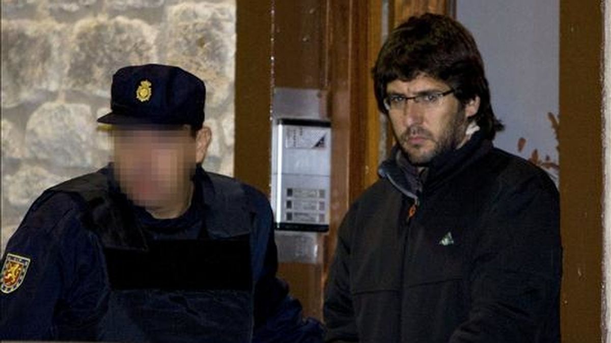 La Policía Nacional traslada, tras registrar su vivienda en el casco antiguo de Vitoria, a una de las siete personas detenidas en el País Vasco y Navarra, presuntamente vinculadas a Askapena, considerada como la red de la izquierda abertzale para realizar propaganda en el extranjero. EFE/Archivo La Policía Nacional traslada, tras registrar su vivienda en el casco antiguo de Vitoria, a una de las siete personas detenidas en el País Vasco y Navarra, presuntamente vinculadas a Askapena, considerada como la red de la izquierda abertzale para realizar propaganda en el extranjero. EFE/Archivo