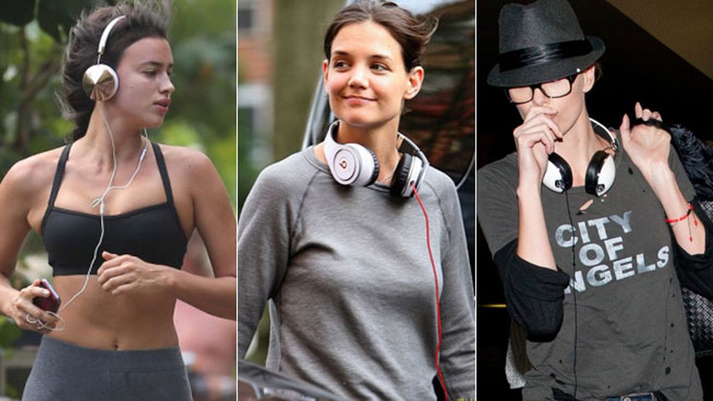 Dorados para Irina, ochenteros para Katie holmes... A cada vip, sus auriculares
