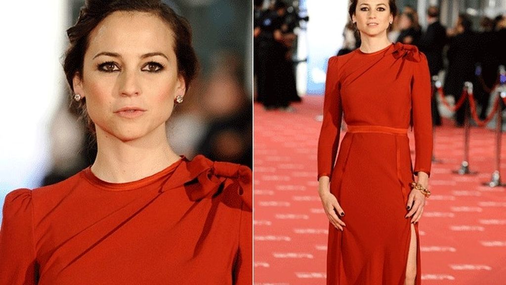 Leonor Watling ha optado por un vestido rojo de Miriam Ocariz