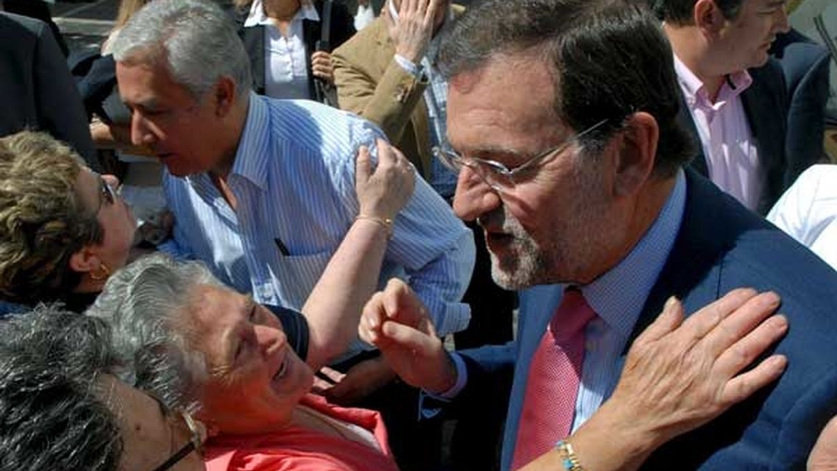 Mariano Rajoy saluda a simpatizantes del PP en Jerez. FOTO: EFE