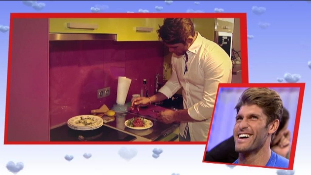 Cena romántica, brindis y velas