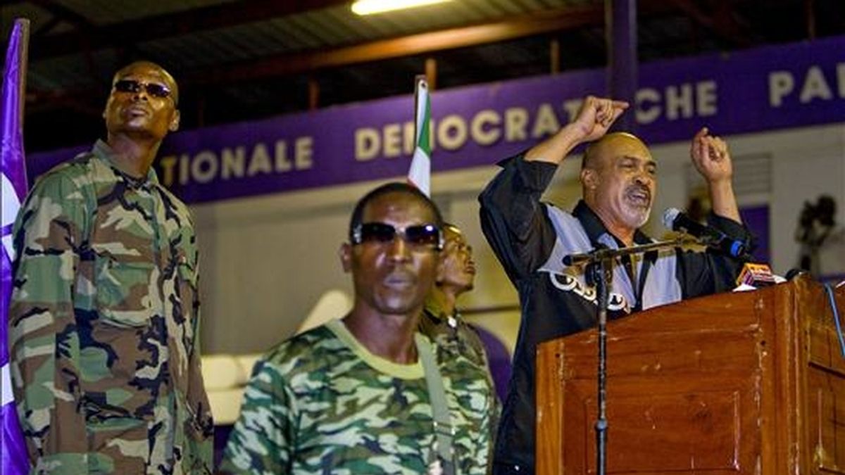 Esta es la tercera vez que Bouterse (d), condenado por tráfico de cocaína en 1999, tendrá el poder en la nación suramericana después de dos golpes militares, en 1980 y 1990. EFE/Archivo