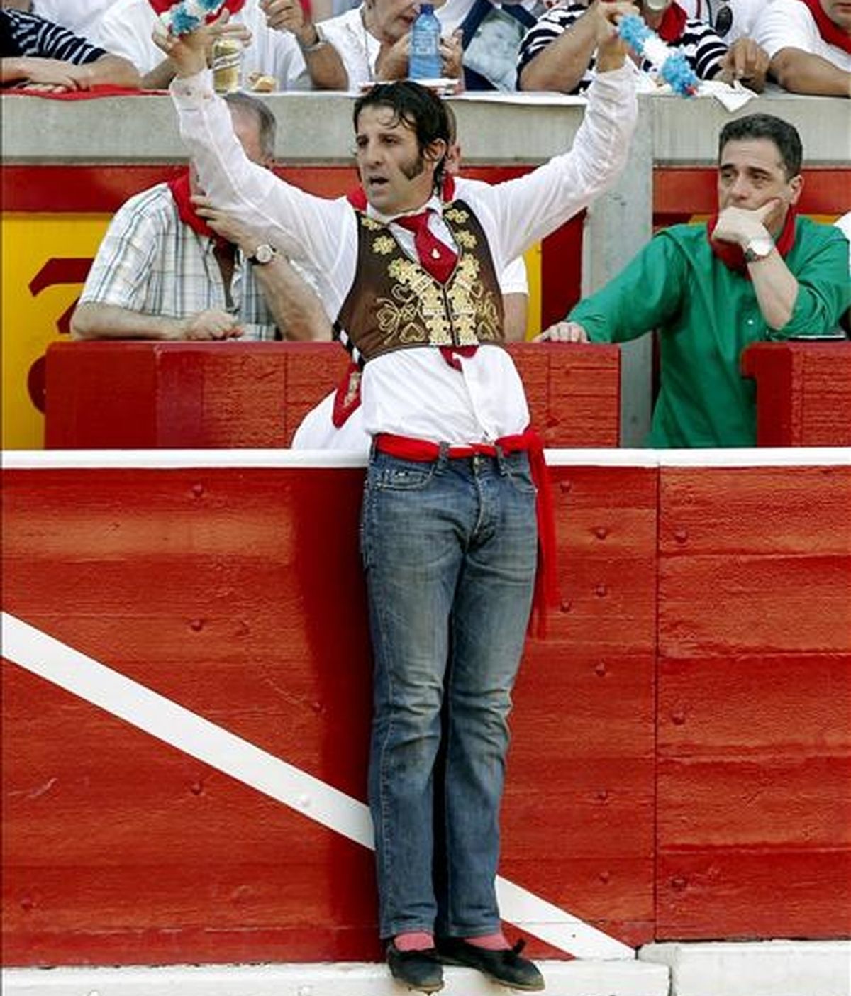 El torero Juan José Padilla, con pantalones vaqueros, intenta poner un par de banderillas a su segundo de la tarde durante la corrida de toros celebrada esta tarde en la Plaza de Pamplona con motivo de las Fiestas de San Fermín 2010. EFE