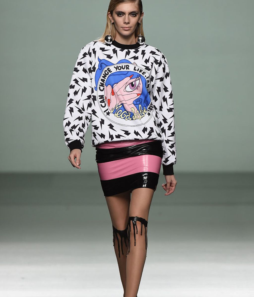 Tejidos metalizados, plastificados y silueta urbana