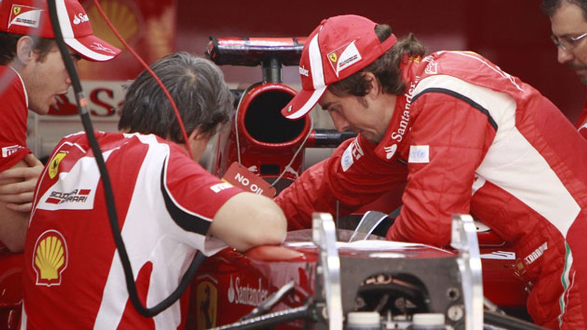 Alonso trabaja con sus mecánicosen la mejora de su coche. Foto: GTres