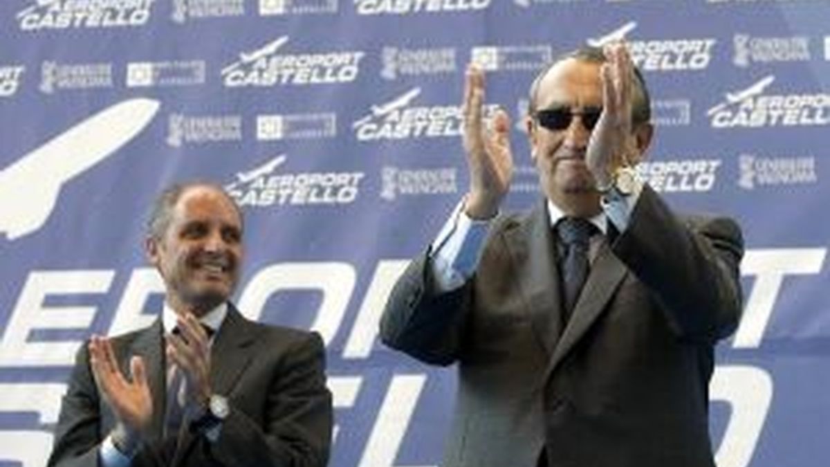 El president de la Generalitat, Francisco Camps (i), y el presidente de la Diputación, Carlos Fabra, durante la inauguración del aeropuertO. Foto: EFE