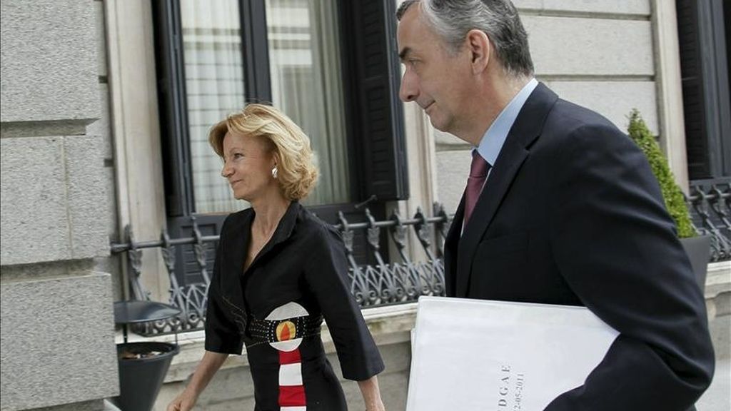 La vicepresidenta económica, Elena Salgado y el secretario de Estado de Hacienda, Carlos Ocaña, a su llegada al Congreso de los Diputados, donde hoy se aprueban las Leyes del Juego y de la Ciencia. EFE