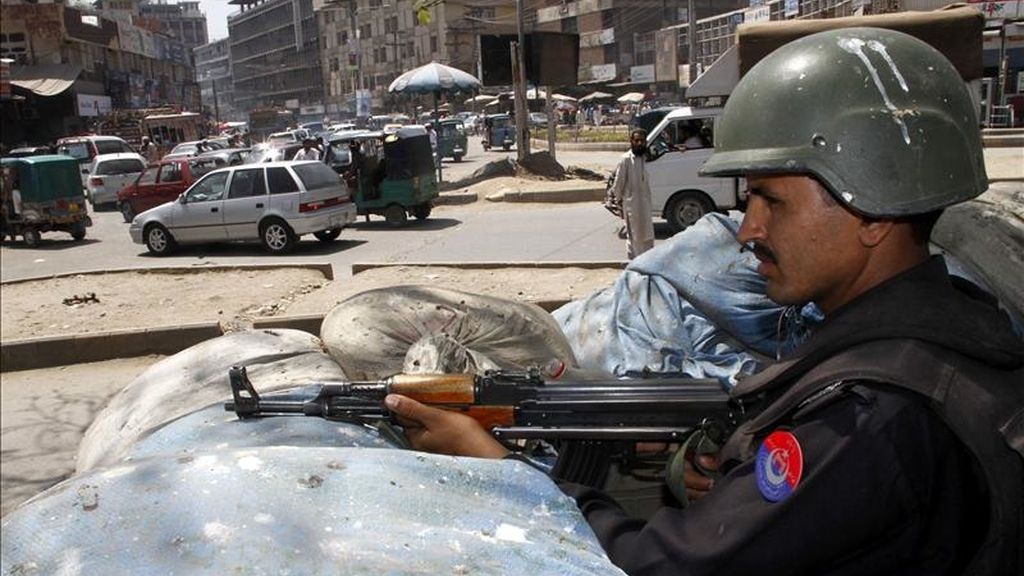 Oficiales paquistaníes hacen guardia en un punto de control en Peshawar (Pakistán) hoy. EFE Oficiales paquistaníes hacen guardia en un punto de control en Peshawar (Pakistán) hoy. EFE