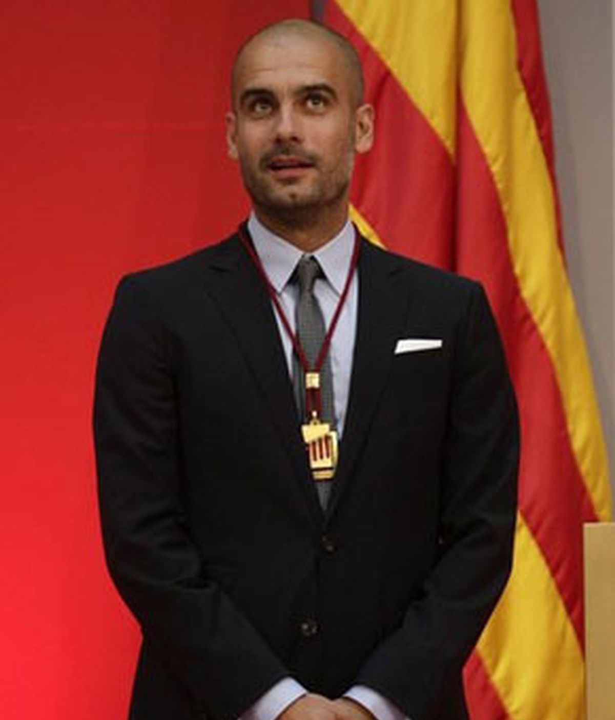 Josep Guardiola, con la Medalla de Oro del Parlament de Catalunya. Foto: Reuters