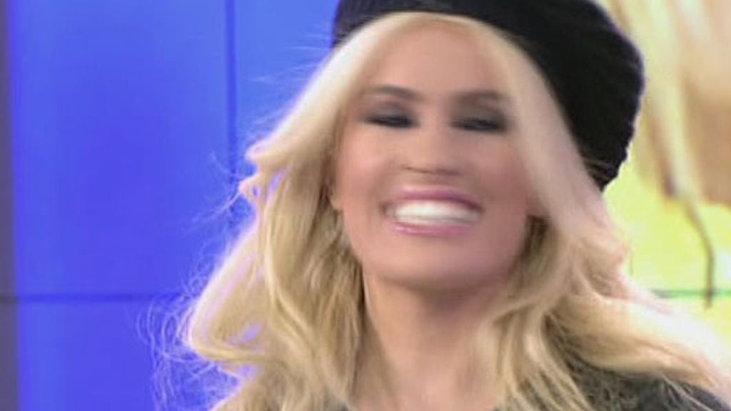 Adriana Abenia se va de rebajas...