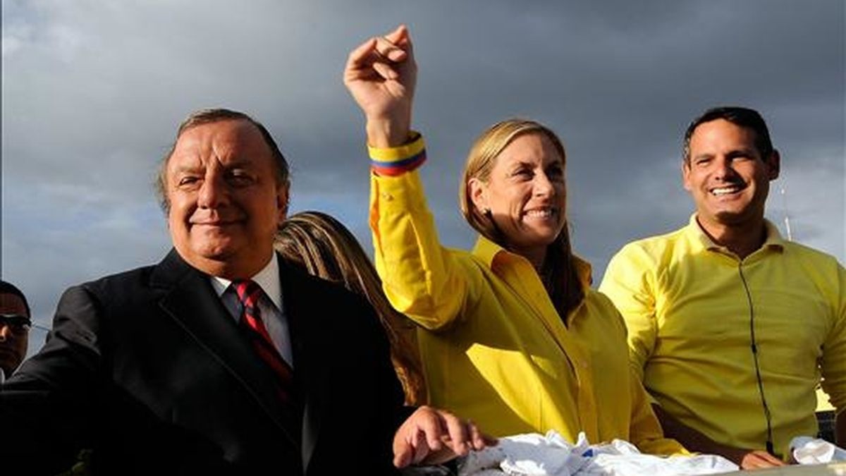 El candidato presidencial Álvaro Noboa (i) vaticinó en su cierre de campaña, en Quito, su posible triunfo en las elecciones generales del próximo domingo en Ecuador. EFE