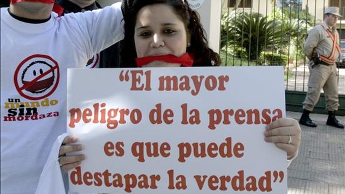 Un grupo de jóvenes paraguayos se manifestó, ante la sede de la embajada de Venezuela en Asunción (Paraguay), en defensa de la libertad de expresión y en demanda de la reapertura de la cadena privada Radio Caracas Televisión (RCTV), cerrada hace dos años por el Gobierno venezolano. EFE