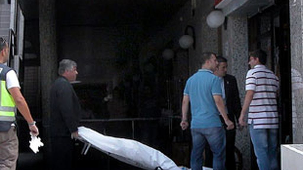 Operarios de los servicios funerarios retiran el cuerpo de una mujer que ha muerto hoy al ser apuñalada en el cuello en un establecimiento de la avenida Juan Carlos I de Arona, al sur de Tenerife. Vídeo: Informativos Telecinco. Operarios de los servicios funerarios retiran el cuerpo de una mujer que ha muerto hoy al ser apuñalada en el cuello en un establecimiento de la avenida Juan Carlos I de Arona, al sur de Tenerife. Vídeo: Informativos Telecinco.