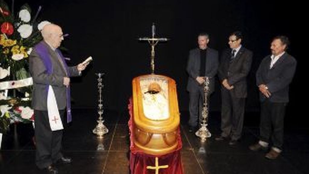 La hija del gran Pepe Isbert, fallecida este lunes a los 94 años de edad, en la capilla ardiente abierta en el albaceteño Teatro Circo, a donde acudieron algunos de sus hijos y cientos de admiradores y amigos. EFE