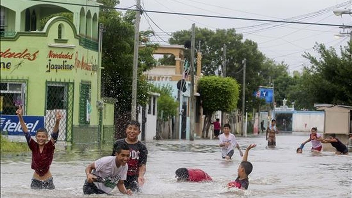 Las lluvias que se han registrado en todos los departamentos de Haití causaron inundaciones en varias regiones, entre ellas Gonaives (norte), Léogane (oeste) y Jacmel (sureste), una de las regiones más afectadas por los aguaceros. EFE/Archivo