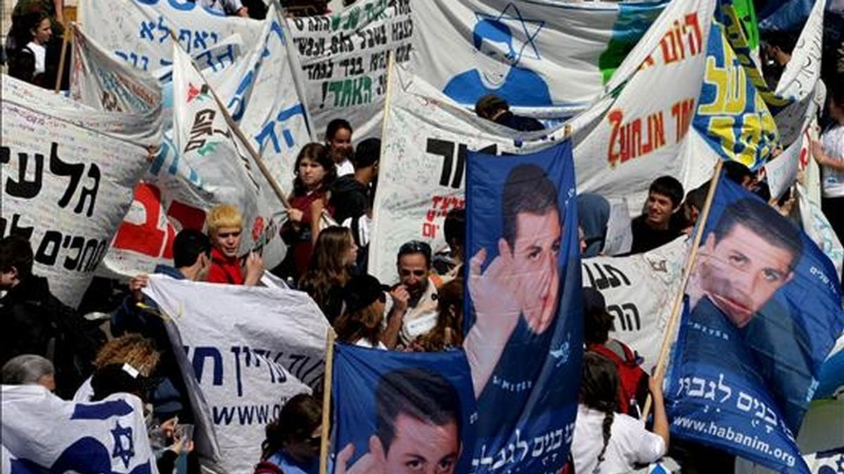 Familiares y amigos del soldado israelí secuestrado Gilad Schalit, se manifiestan en el exterior de la residencia del primer ministro israelí Ehud Olmert en Jerusalén, el pasado 17 de marzo. Israel negó hoy haber reanudado las negociaciones indirectas con Hamás, con la mediación de Egipto, para lograr un canje de prisioneros por Shalit. EFE/Archivo