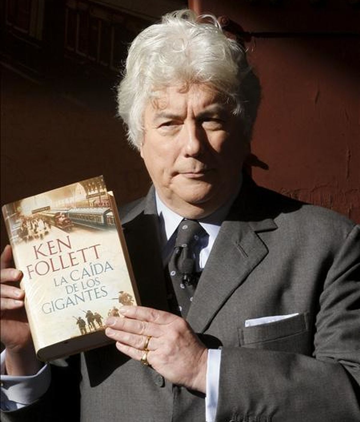 Ken Follett, autor de "Los pilares de la Tierra" y "Un mundo sin fin", durante la presentación hoy de su nueva novela, "La caída de los gigantes", en la que el escritor galés ofrece un viaje por el primer tercio del siglo XX, con el que inicia la trilogía "The Century". EFE