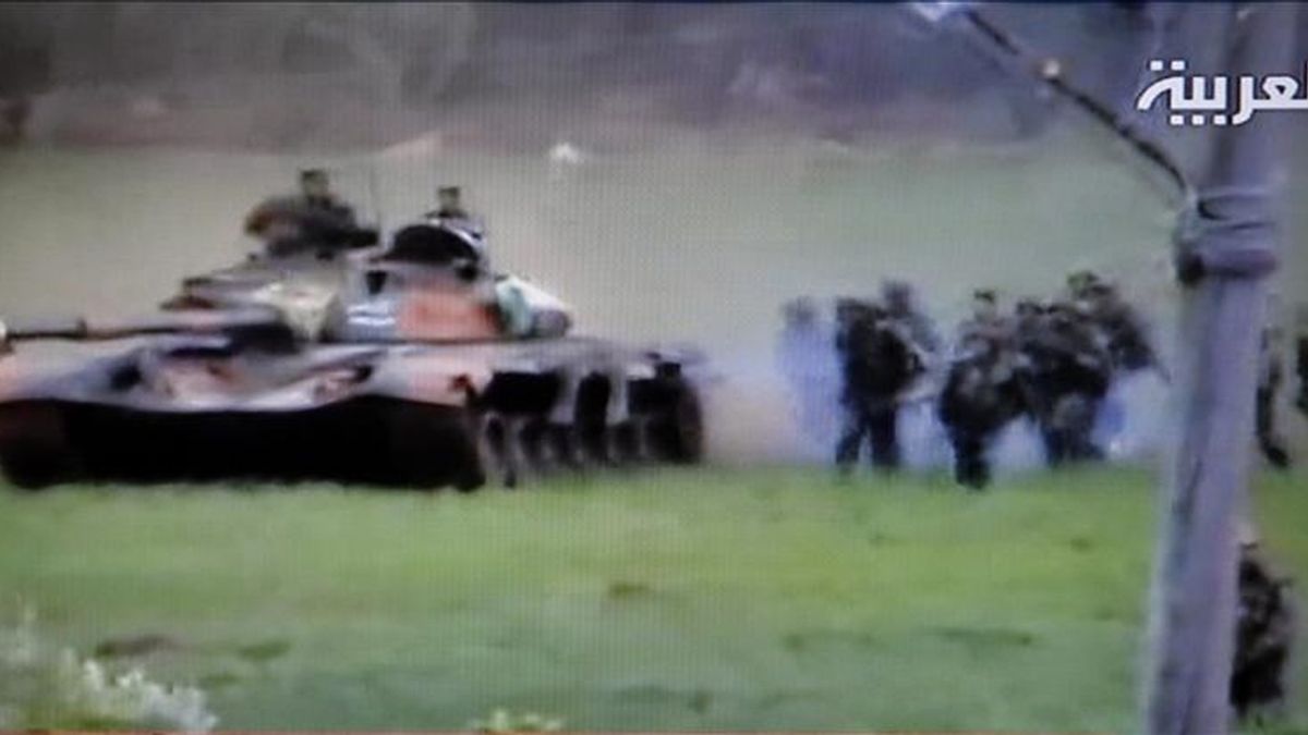Imagen de televisión emitida por el canal Al Arabiya y capturada el jueves 28 de abril de 2011 que muestra un tanque del ejército sirio y soldados llegando a la ciudad de Deraa, Siria. EFE/Archivo
