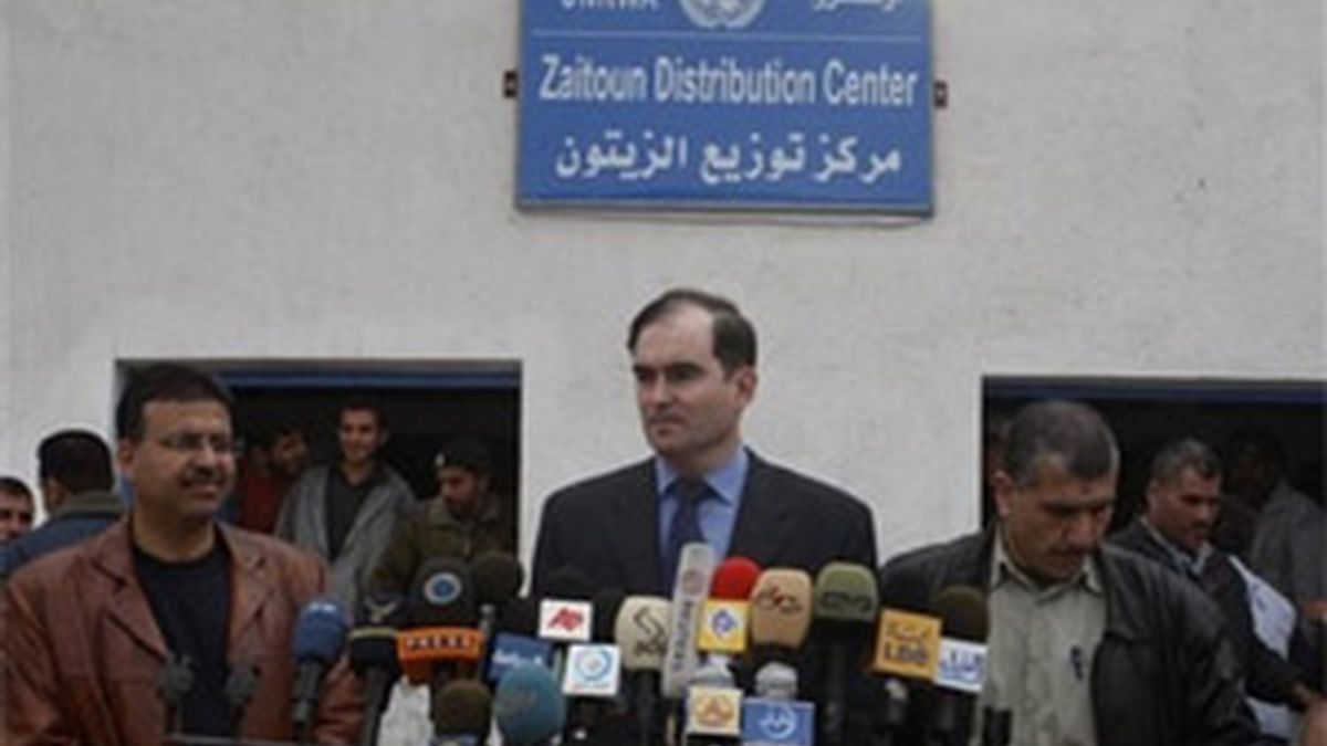John Ging, director de operaciones de UNRWA, durante una rueda de prensa en Gaza. Foto: AP.