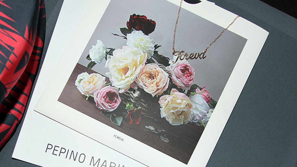 Ana Locking obsequió a los invitados a su desfile con este colgante