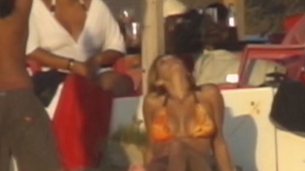 Ivonne Reyes enseña el pompis