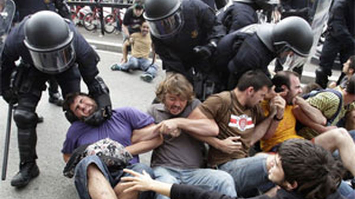 Los mossos cargan contra los manifestantes. Foto: EFE.