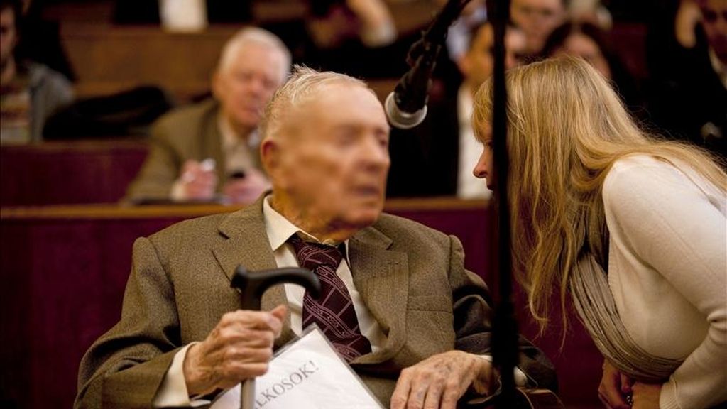 El ex capitán de la gendarmería húngara Sandor Kepiro (c) conversa con una ayudante durante la primera vista de su juicio por crímenes de guerra celebrado en el tribunal municipal de Budapest (Hungría) hoy, jueves 5 de mayo de 2011. EFE