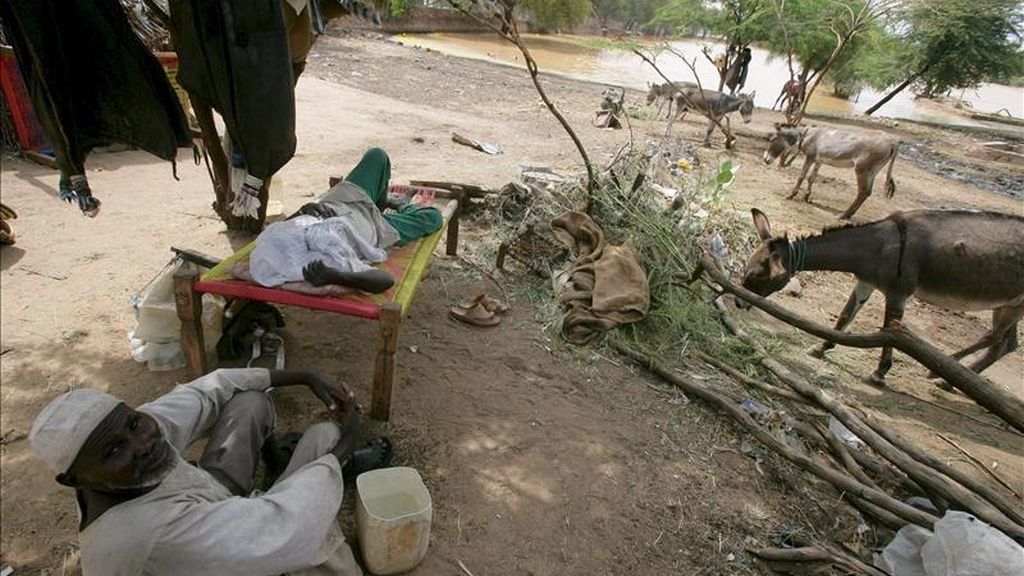 Un sudanés descansa en la región de Dafur, cerca de Al Fasher. EFE/Archivo