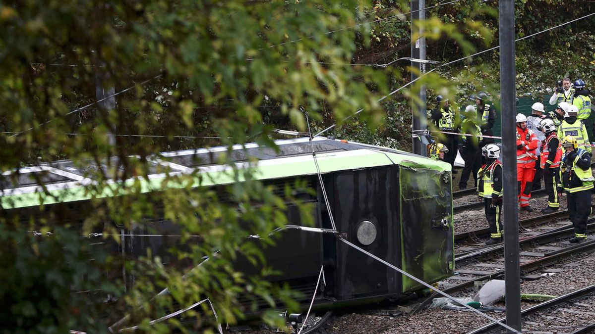 Vuelca un tranvía en Londres: Siete muertos y 50 heridos