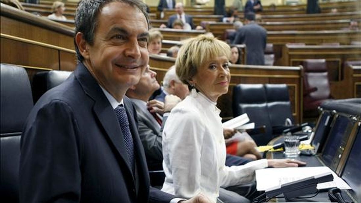 El presidente del Gobierno, José Luis Rodríguez Zapatero, y la vicepresidenta Maria Teresa Fernández de la Vega, a su llegada al Congreso de los Diputados, donde hoy se celebra la sesión de control al Ejecutivo. EFE