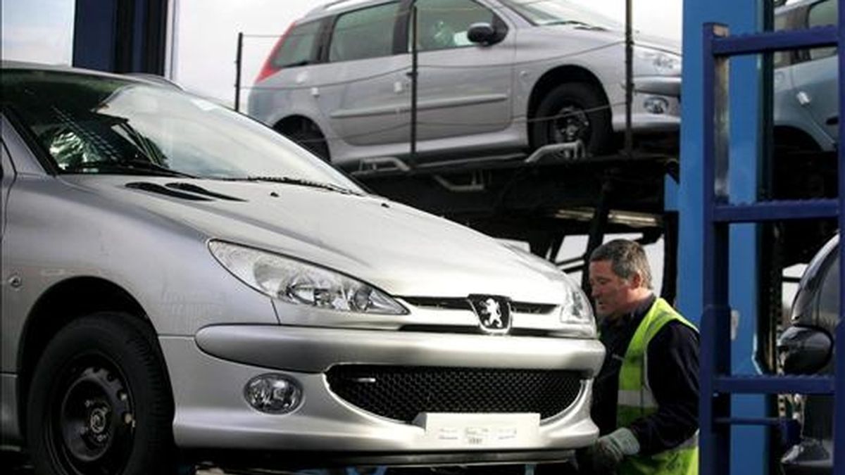 Un trabajador inspecciona los últimos Peugeot 206 en la línea de producción de la fábrica de Peugot en Coventry, Reino Unido. EFE/Archivo