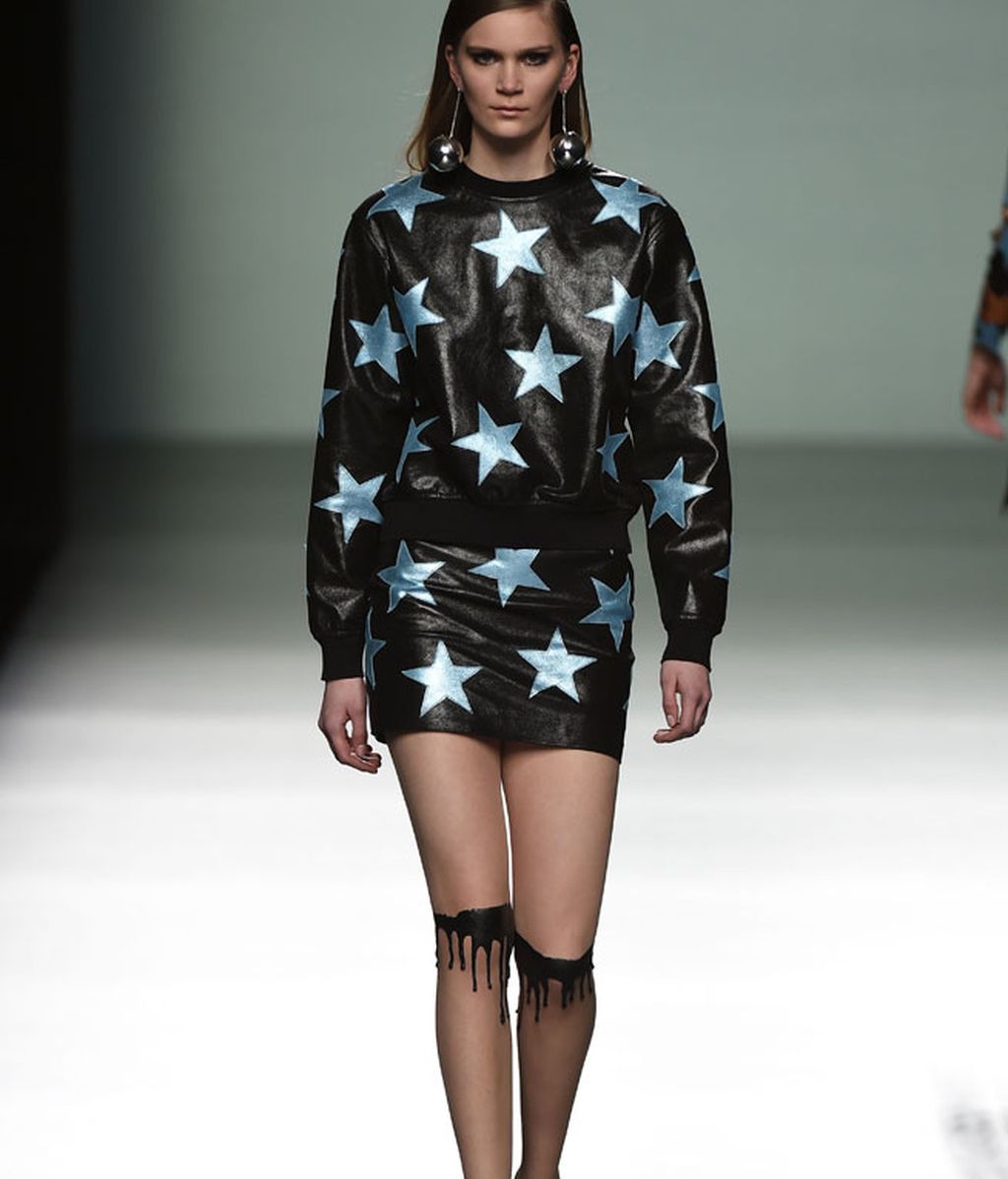 Tejidos metalizados, plastificados y silueta urbana