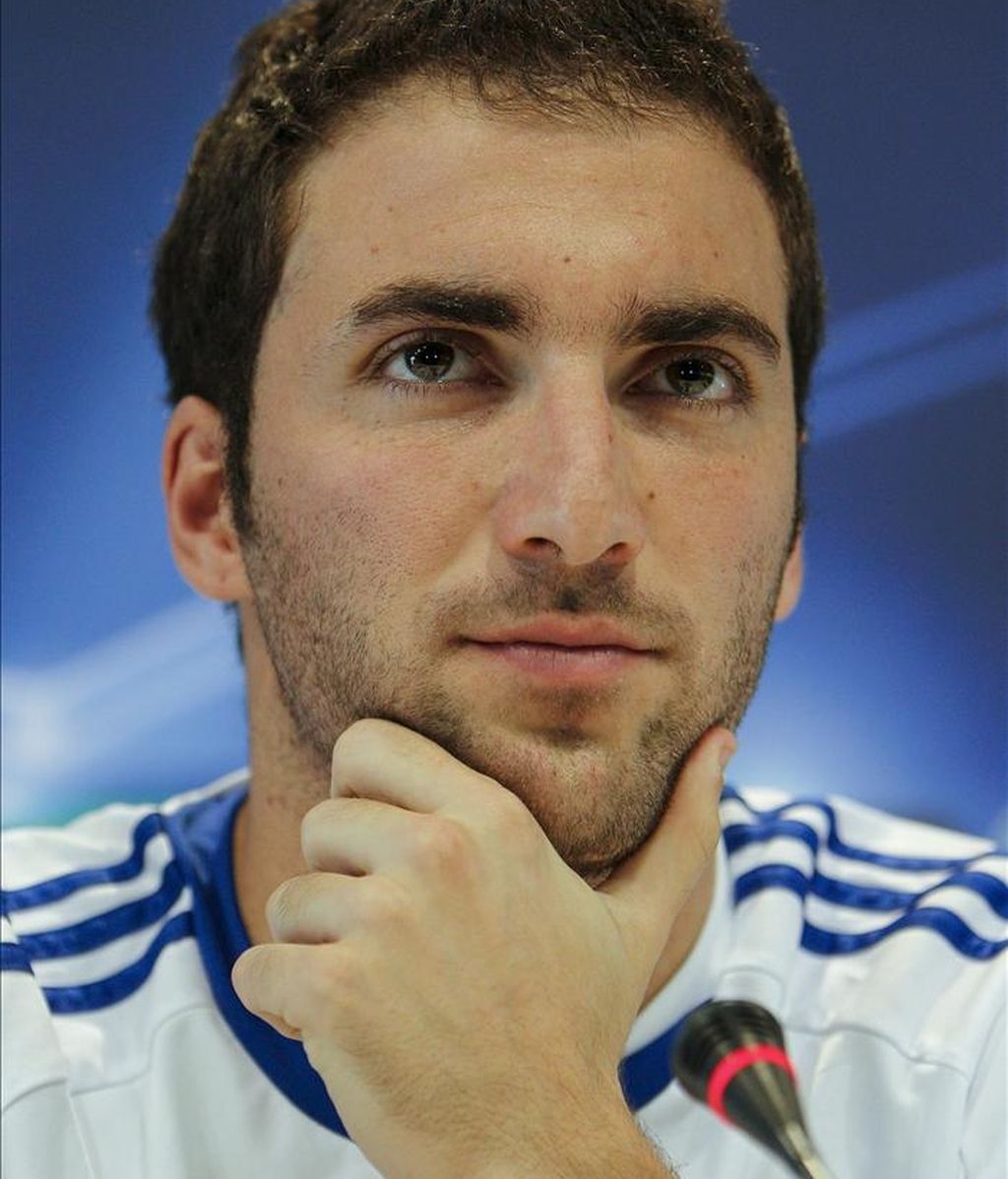 El delantero argentino del Real Madrid, Gonzalo Higuaín, durante la rueda de prensa que ofreció hoy previa al partido que su equipo jugará mañana en el estadio Santiago Bernabéu ante el Tottenham inglés correspondiente a la ida de los cuartos de final de la Liga de Campeones. EFE